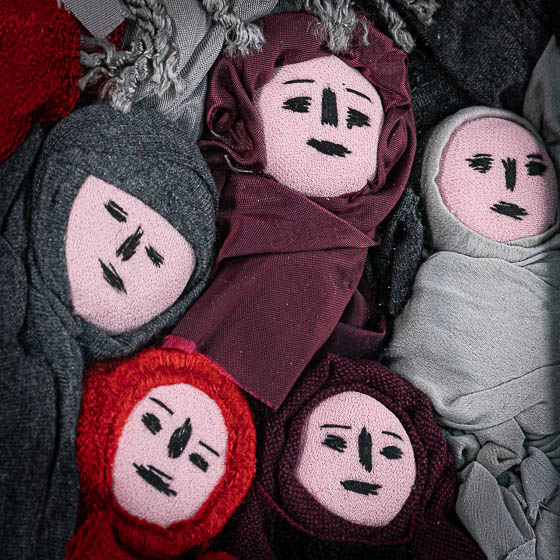 Silvina Martínez - Sin salida. Tela, hilos, piola.